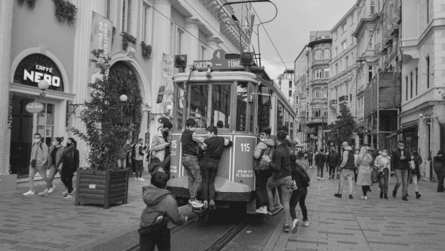 Toplum Neden Düşünmeden Yaşar?